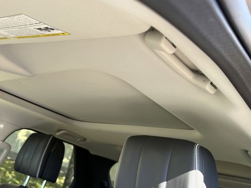 Used 2017 Land Rover Discovery First Edition image 30