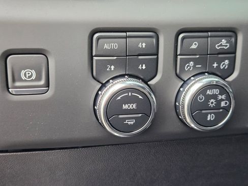 Used 2025 GMC Sierra 2500 AT4 w/ Technology Package image 25