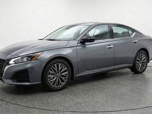 Used 2025 Nissan Altima 2.5 SV image 3