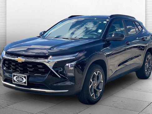 Used 2025 Chevrolet Trax LT w/ Driver Confidence Package FWD image 11