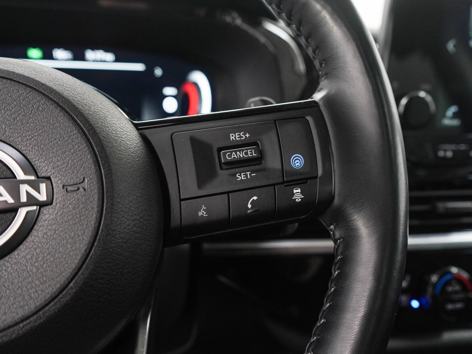 Used 2022 Nissan Pathfinder Platinum AWD/4WD image 28