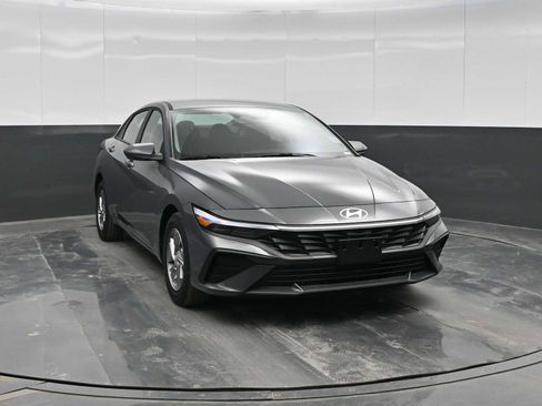 New 2026 Hyundai Elantra SE image 2