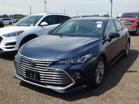 Used 2019 Toyota Avalon XLE w/ Moonroof Package FWD image 1