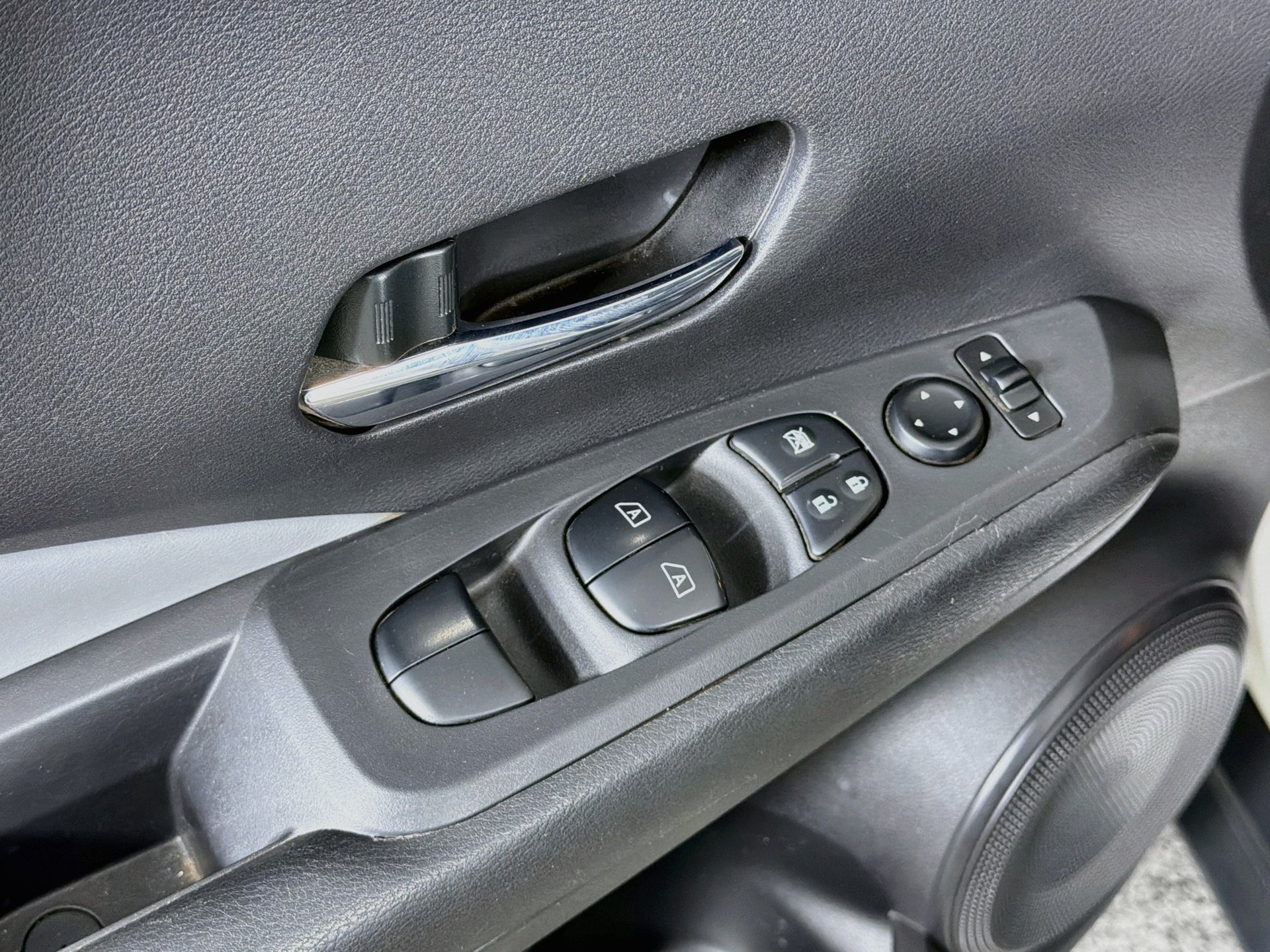 Used 2021 Nissan Kicks SR w/ SR Premium Package FWD image 18