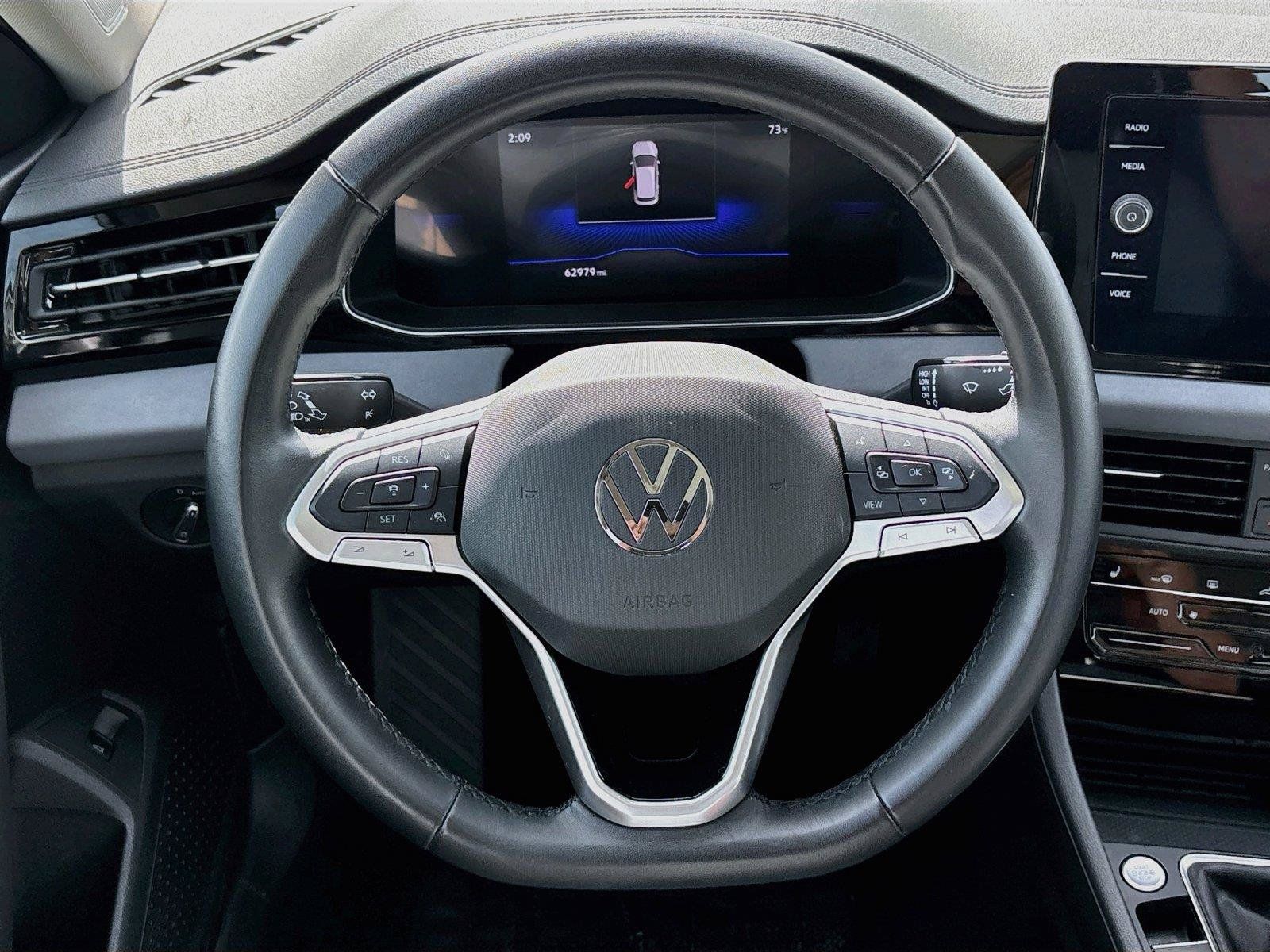 Used 2025 Volkswagen Jetta SE FWD image 19