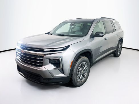 Used 2025 Chevrolet Traverse LT FWD image 3