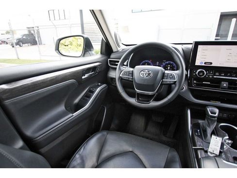 Used 2023 Toyota Highlander Limited FWD image 6