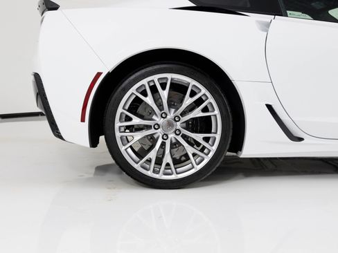 Used 2015 Chevrolet Corvette Z06 w/ 3LZ Preferred Equipment Group image 13