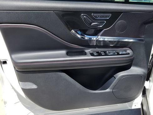 Certified 2025 Lincoln Corsair Reserve w/ Jet Appearance Package AWD/4WD image 7