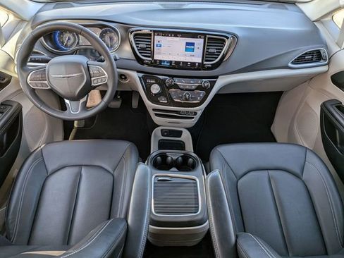 Used 2024 Chrysler Pacifica Touring-L image 25