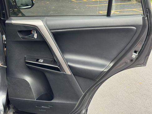 Used 2018 Toyota RAV4 Limited FWD image 18