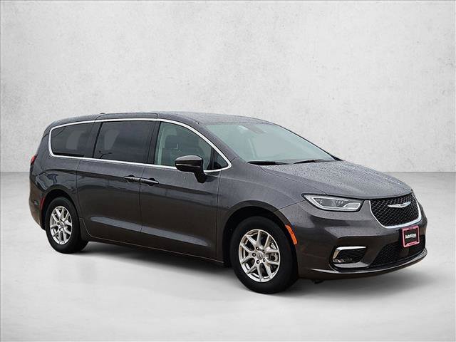 Used 2023 Chrysler Pacifica Touring-L FWD image 3