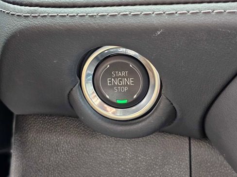 Used 2025 Chevrolet Suburban Z71 image 32