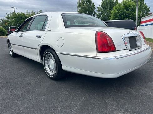 Used 2002 Lincoln Town Car Executive RWD image 5