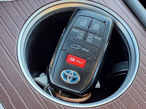 Certified 2024 Toyota Sienna XLE image 15