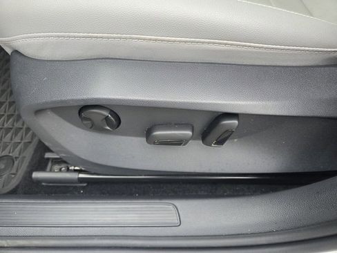 Used 2022 Volkswagen Taos SE w/ IQ.Drive SE Package image 6