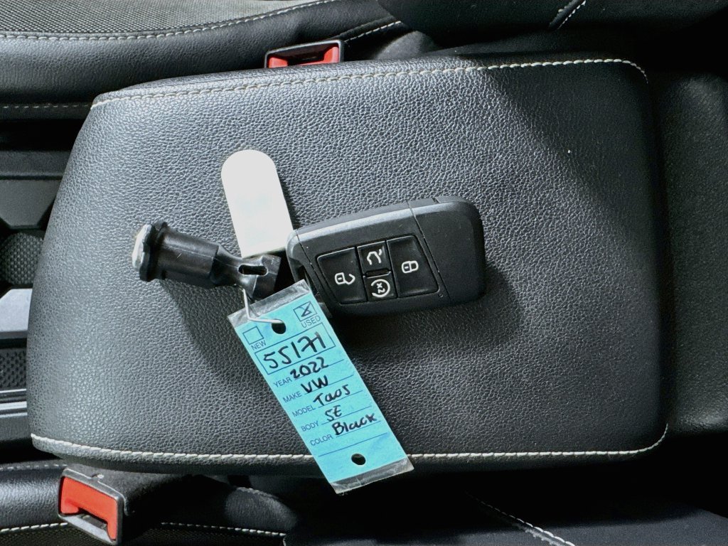 Used 2022 Volkswagen Taos SE w/ Panoramic Sunroof Package FWD image 29