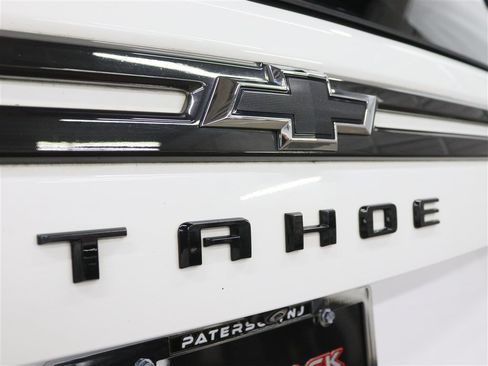 Used 2022 Chevrolet Tahoe Z71 w/ Luxury Package AWD/4WD image 7