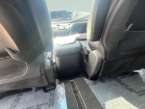 Used 2025 Chrysler Pacifica Limited FWD image 24
