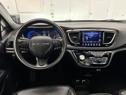 Used 2020 Chrysler Pacifica Limited FWD image 15
