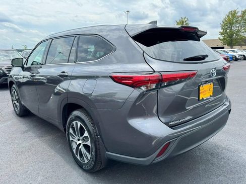 Used 2021 Toyota Highlander XLE AWD/4WD image 5
