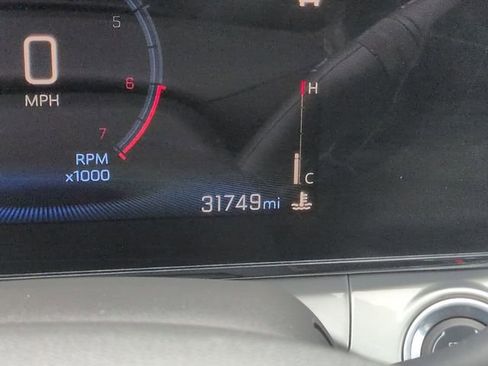 Used 2025 Chevrolet Trax LT w/ LT Convenience Package FWD image 19