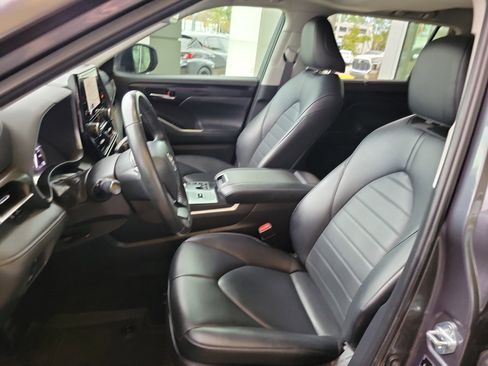 Used 2024 Toyota Highlander XLE image 13