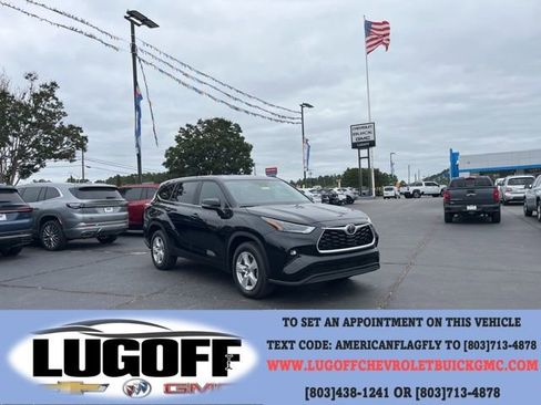 Used 2024 Toyota Highlander LE FWD image 1