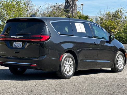 Used 2023 Chrysler Pacifica Touring-L FWD image 3