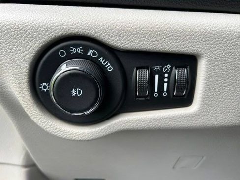 Used 2024 Chrysler Pacifica Limited FWD image 18