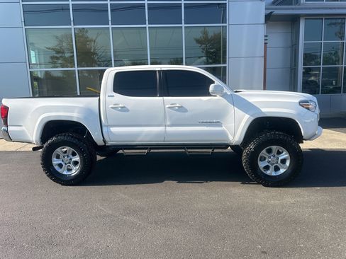 Used 2021 Toyota Tacoma SR5 AWD/4WD image 4