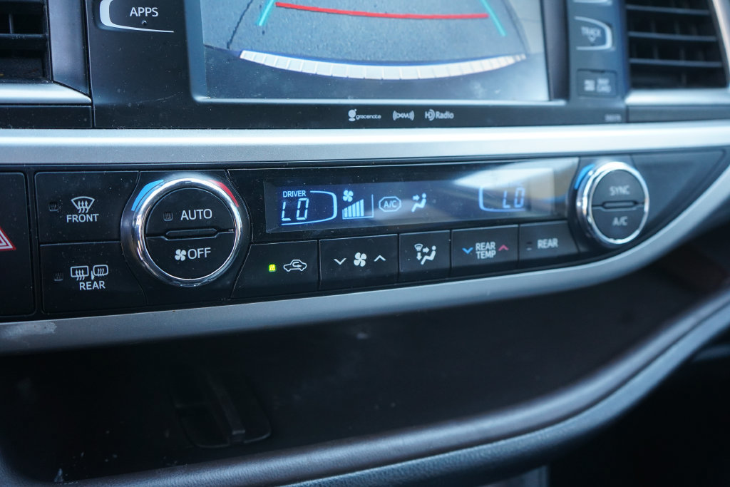 Used 2018 Toyota Highlander XLE AWD/4WD image 24