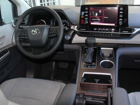 Used 2024 Toyota Sienna LE w/ LE Plus Package image 9