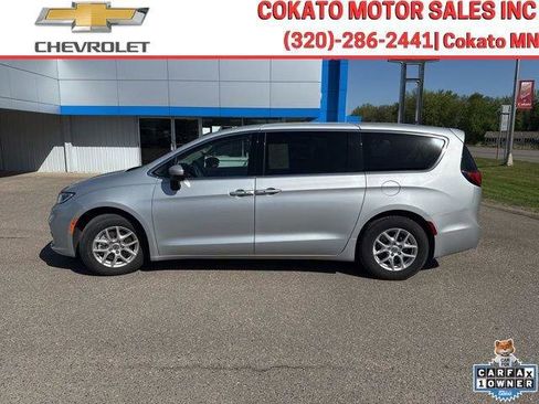 Used 2023 Chrysler Pacifica Touring-L FWD image 4