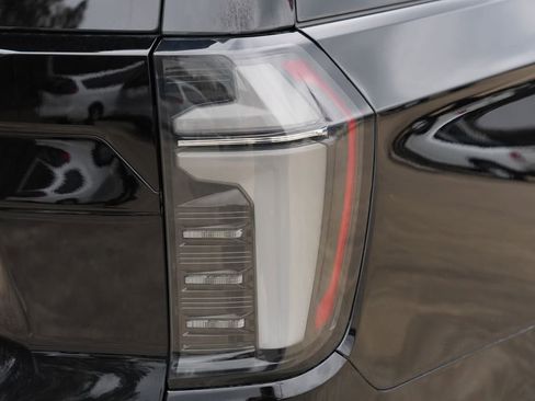 Used 2025 Chevrolet Suburban High Country image 17