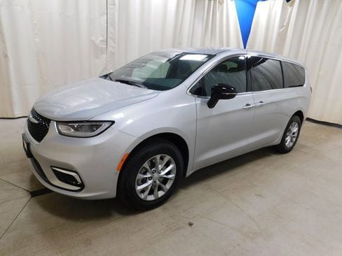 New 2026 Chrysler Pacifica Select image 3