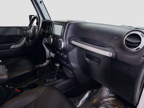 Used 2015 Jeep Wrangler Unlimited Rubicon w/ Connectivity Group AWD/4WD image 27