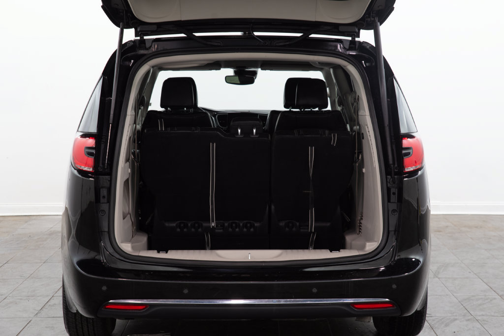 Used 2024 Chrysler Pacifica Touring-L FWD image 13
