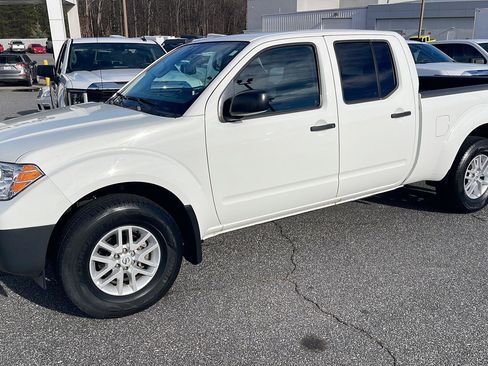 Used 2020 Nissan Frontier SV image 2