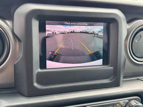 Used 2022 Jeep Gladiator Willys AWD/4WD image 30