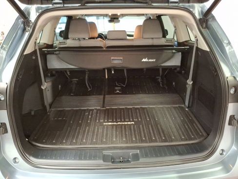 Used 2022 Toyota Highlander LE image 11