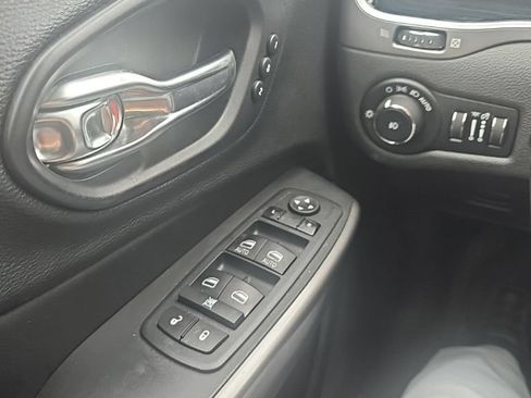 Certified 2019 Jeep Cherokee Limited AWD/4WD image 9