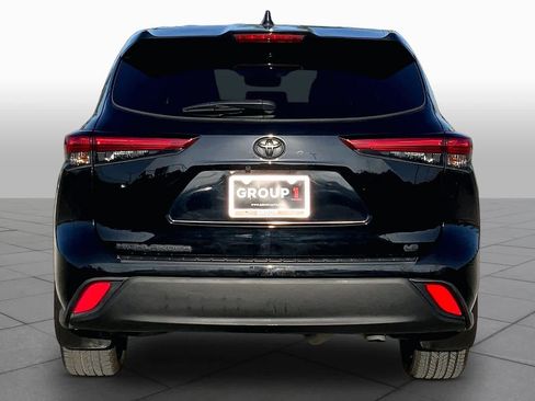 Used 2023 Toyota Highlander LE FWD image 5