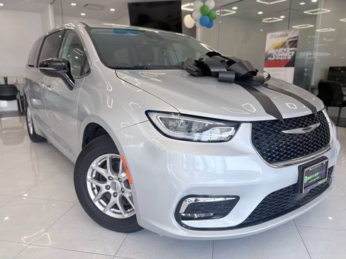 Used 2024 Chrysler Pacifica Touring-L FWD image 3