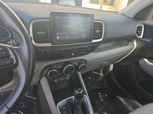 Used 2024 Hyundai Venue SEL image 25