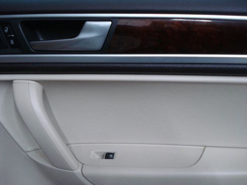 Used 2013 Volkswagen Touareg Sport image 39