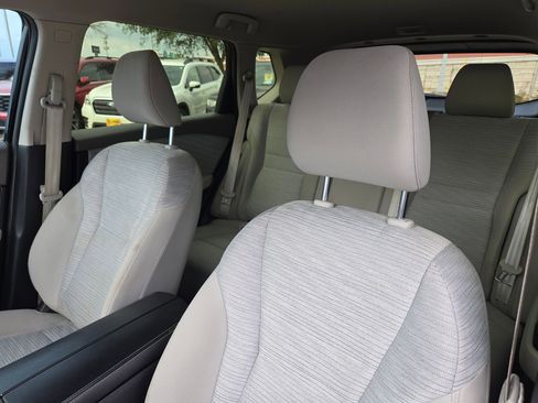 Used 2023 Nissan Rogue SV image 9