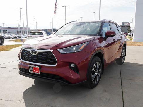 Certified 2022 Toyota Highlander XLE image 4