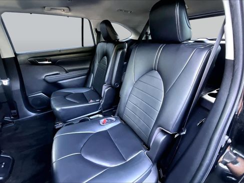 Used 2023 Toyota Highlander XLE AWD/4WD image 20
