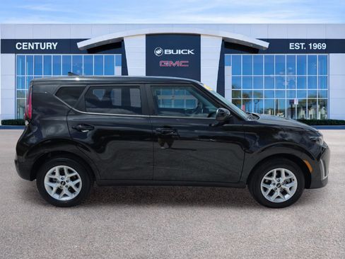 Used 2025 Kia Soul LX image 3